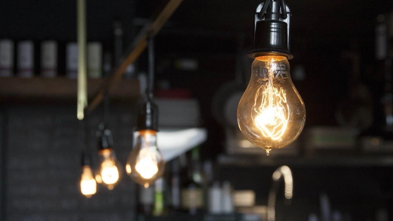 Elettricità più cara del gas: il sistema fiscale italiano ostacola la transizione energetica